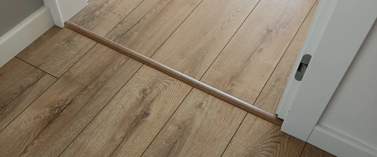 Dylatacja przy panelach winylowych i listwy przypodłogowe