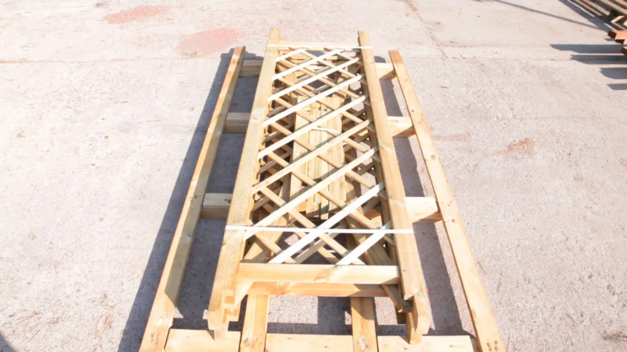 Drewniane elementy do samodzielnego złożenia, idealne, by dowiedzieć się, jak zbudować pergolę.