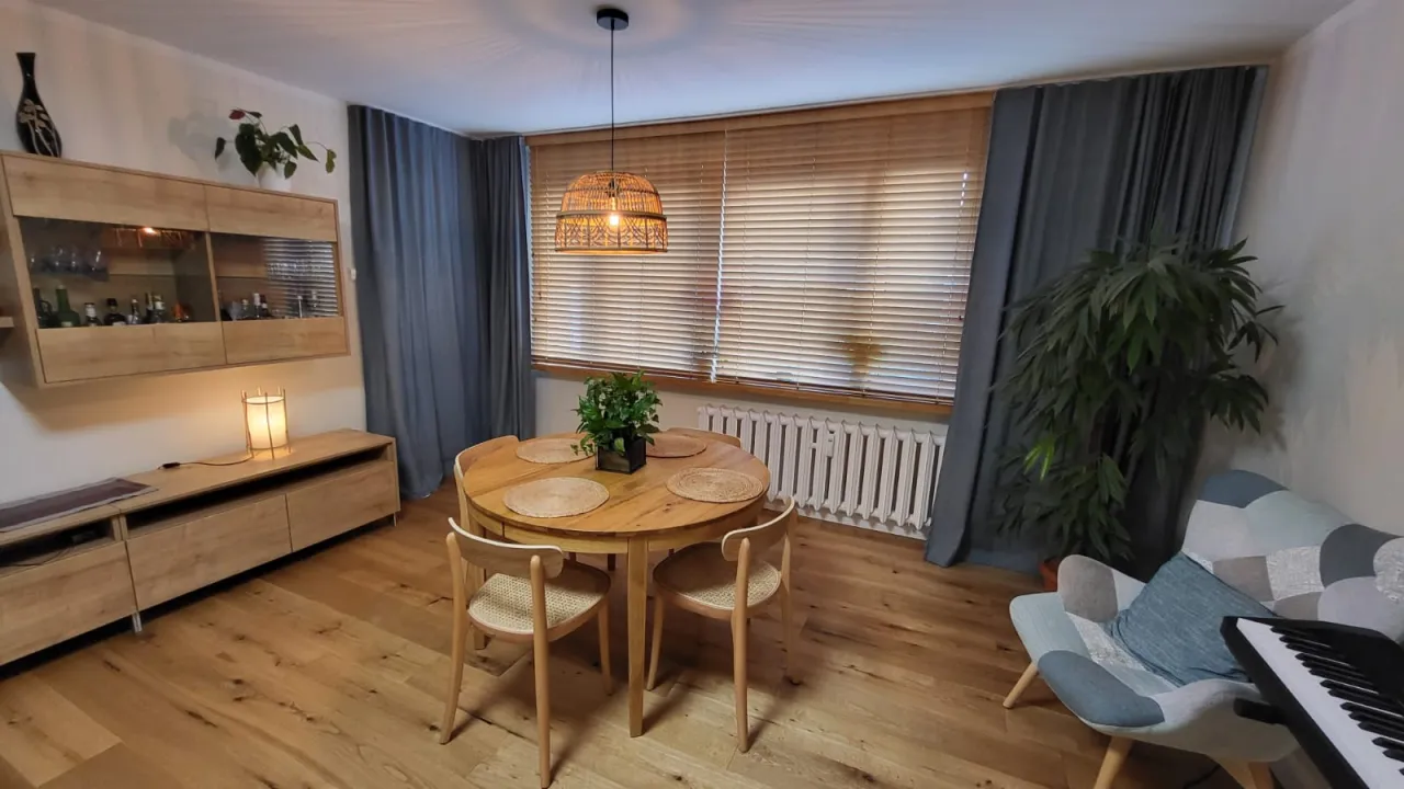 małe okno w bloku aranżacje