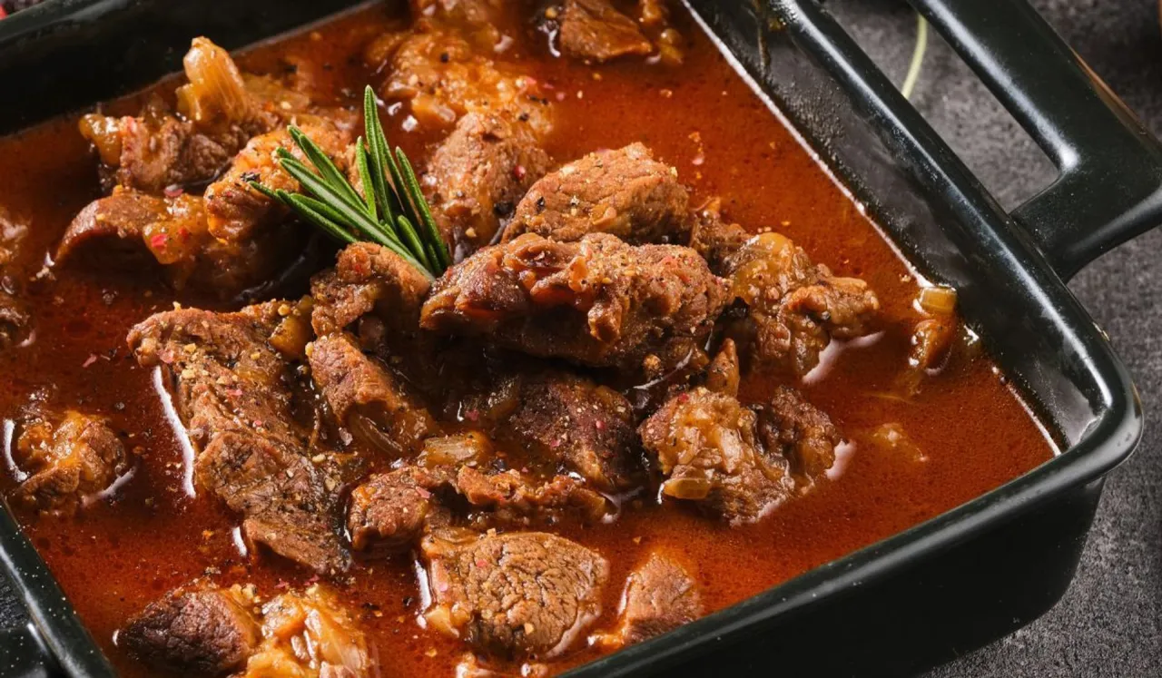 r&oacute;żne rodzaje mięsa na gulasz wołowina wieprzowina