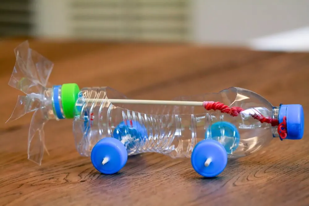 gotowe zabawki z recyklingu zrobione przez dzieci DIY