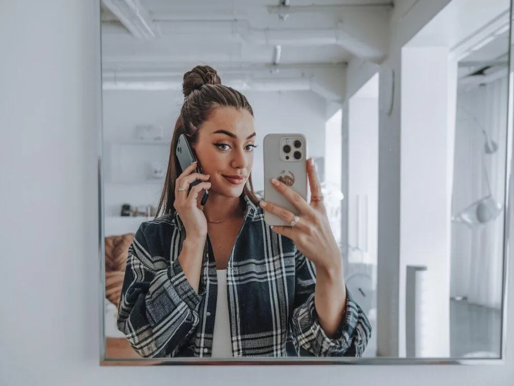 ustawienie smartfona do zdjęcia, naturalne światło z okna, neutralne tło