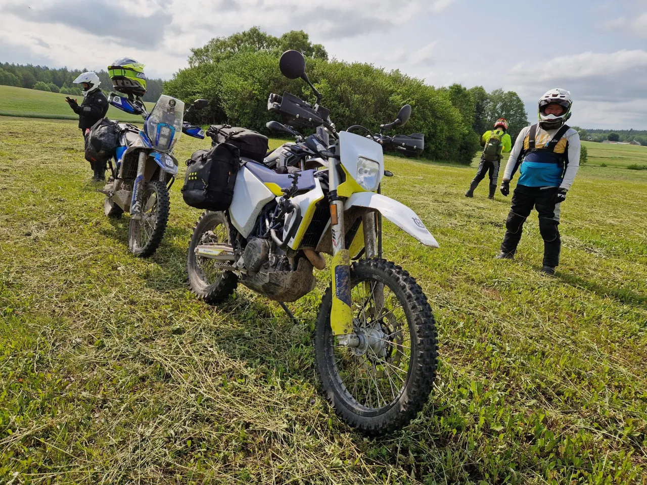 Motocykl na tle jurajskich skał