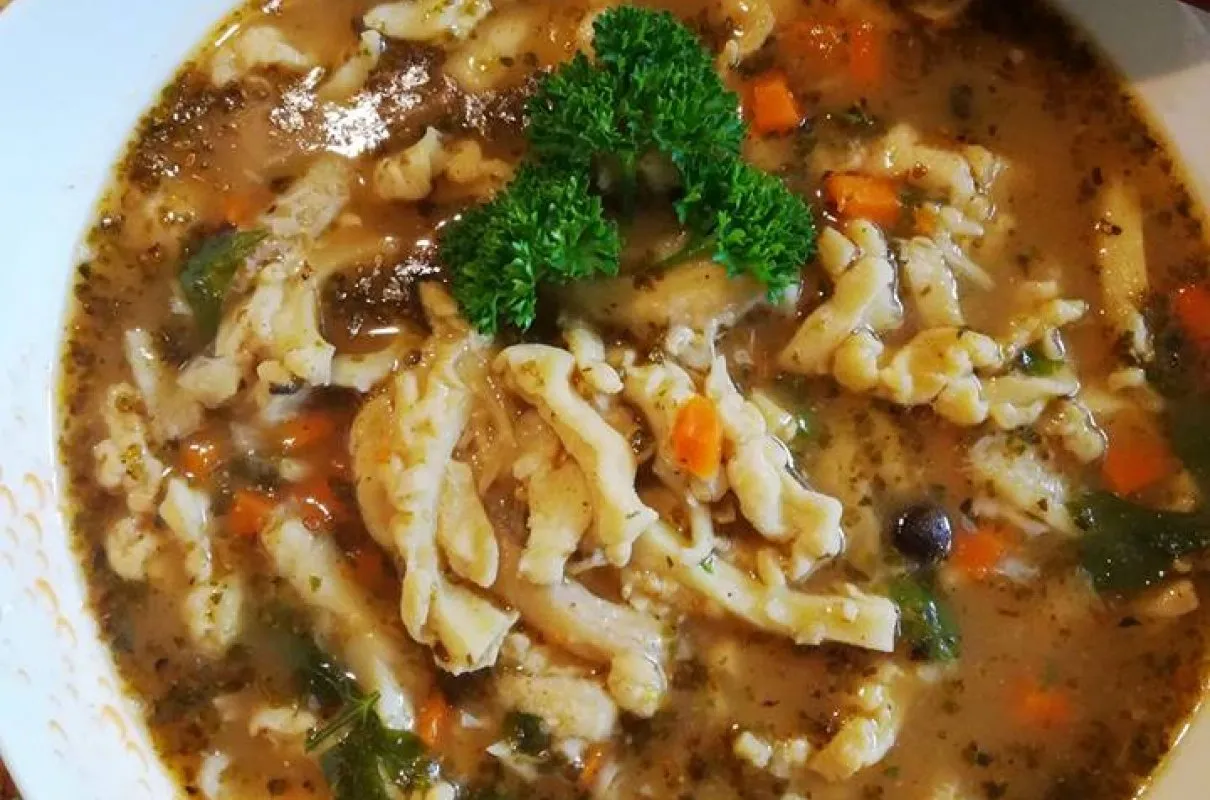 Gęsta zupa flaki z marchewką, pietruszką i ziołami. Sekret smaku? Dobre przyprawy i co dodać do flaków żeby były smaczne.