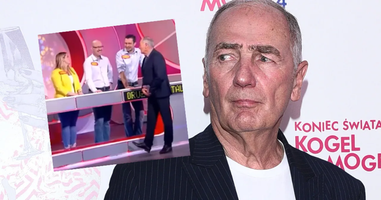 Tadeusz Sznuk, jaki może być pilot Familiady, stoi obok uczestnik&oacute;w teleturnieju.