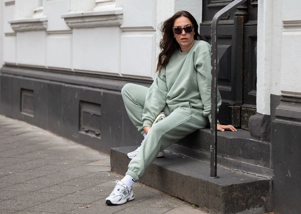 Stylizacje szerokie spodnie sneakersy Adidas Samba Gazelle New Balance 530