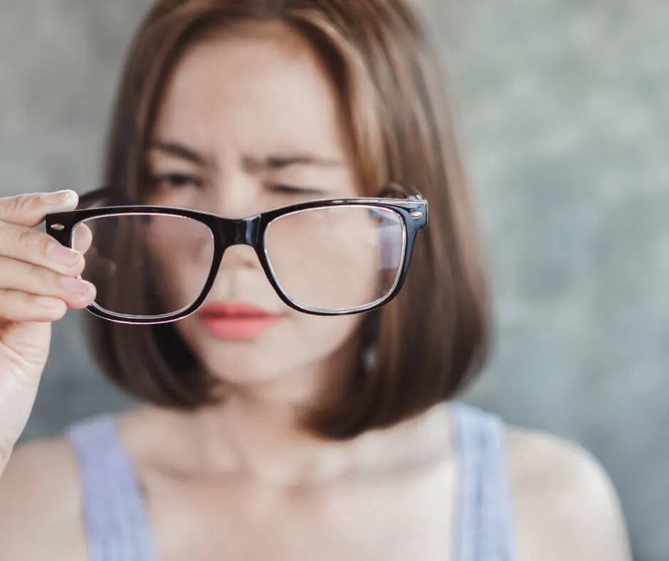 Osoby korzystające z okular&oacute;w fotochromowych