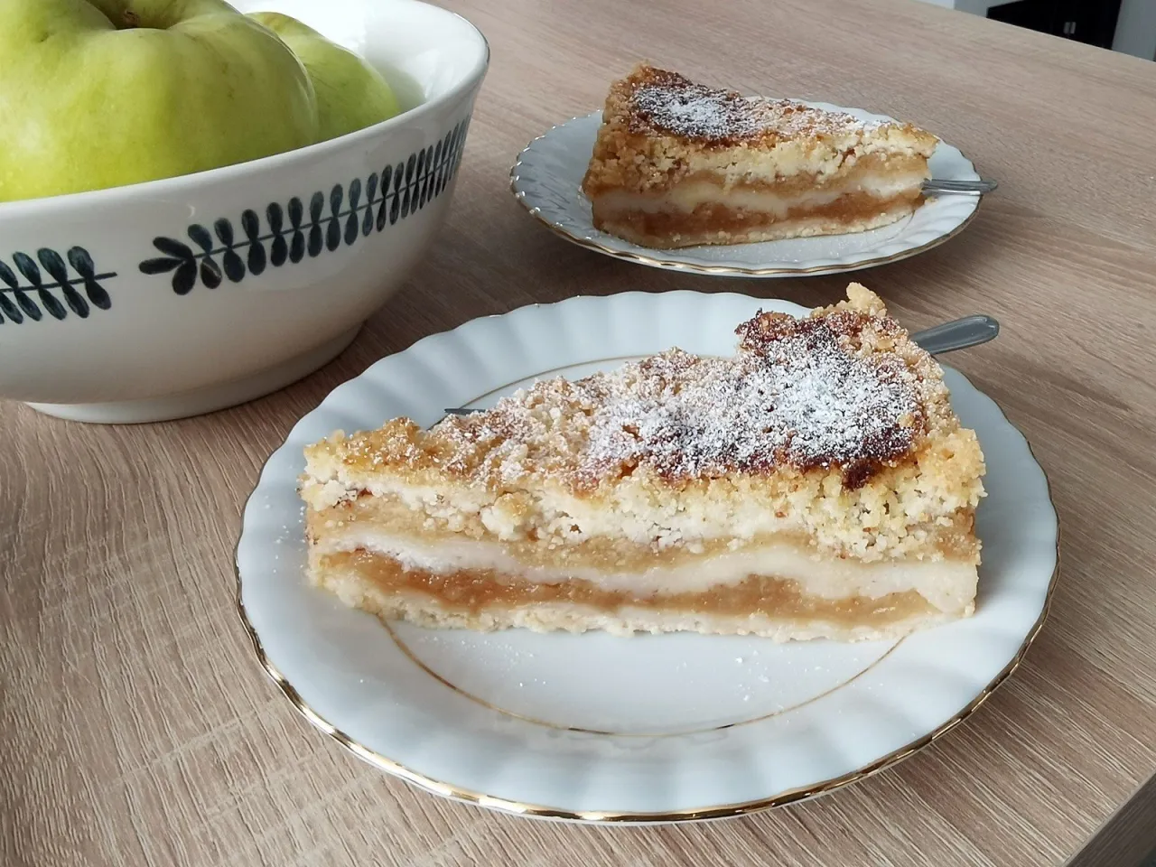 szarlotka sypana z cynamonem i bakaliami