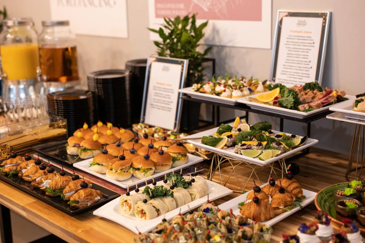 Przykładowe stoły bufetowe na imprezie cateringowej