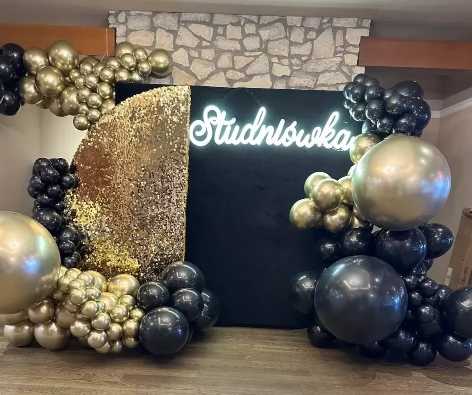 Ścianka zdjęciowa z rekwizytami na studniówce