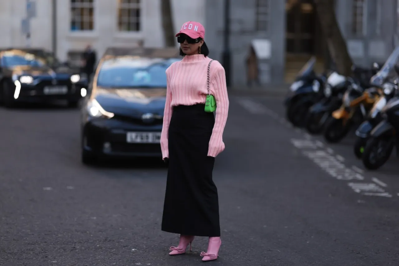 Kolorowe bluzki do czarnej sp&oacute;dnicy inspiracje