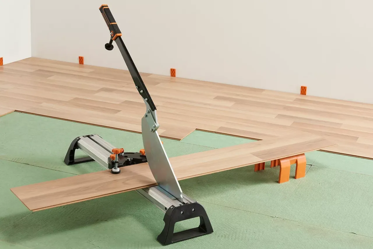 Układanie paneli w przedpokoju wzdłuż czy wszerz porównanie