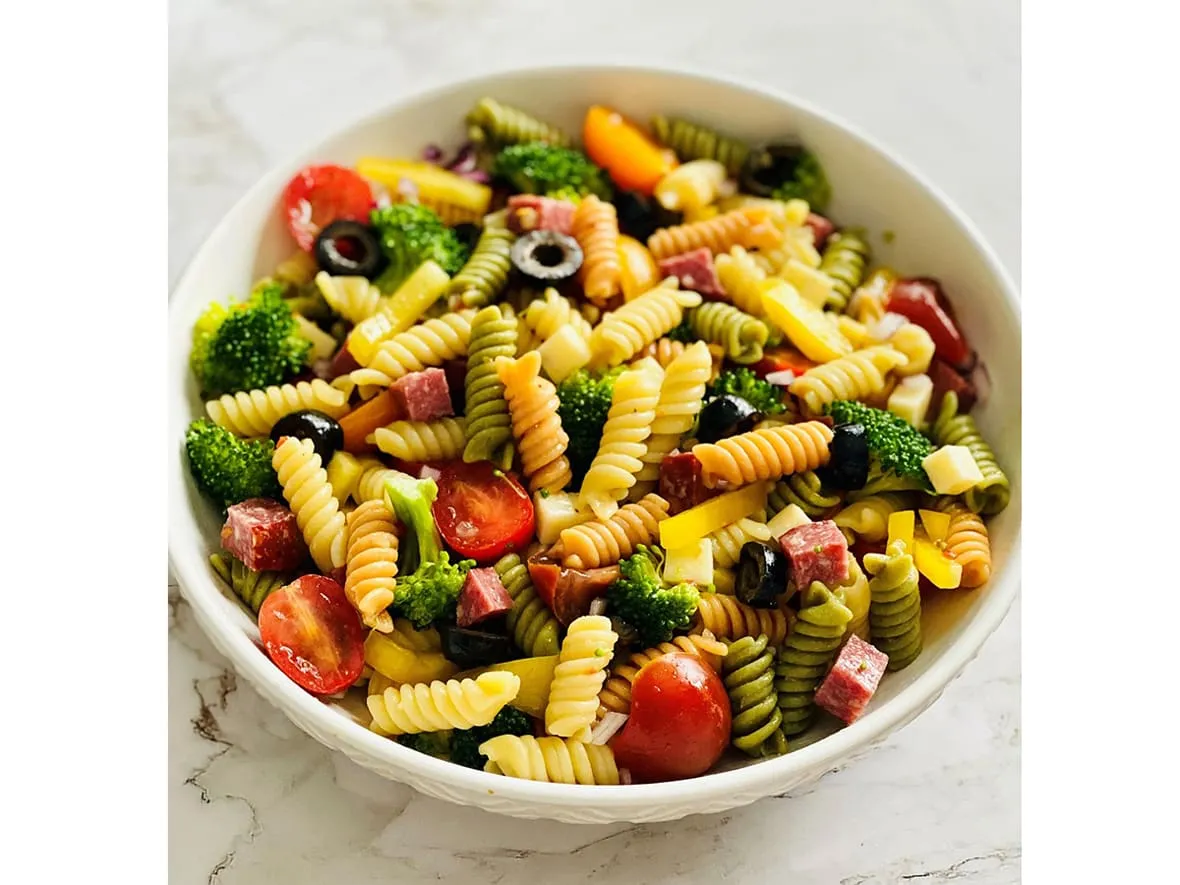 Différentes formes de pâtes courtes idéales pour salade