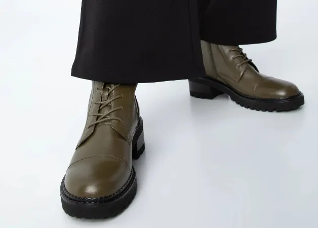 Dzwony z płaskimi butami stylizacje