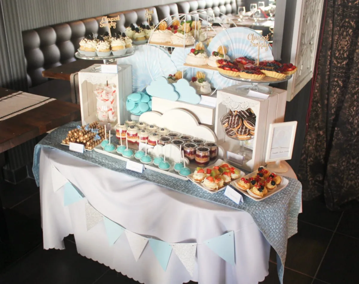 Stół z różnymi rodzajami ciast na chrzciny