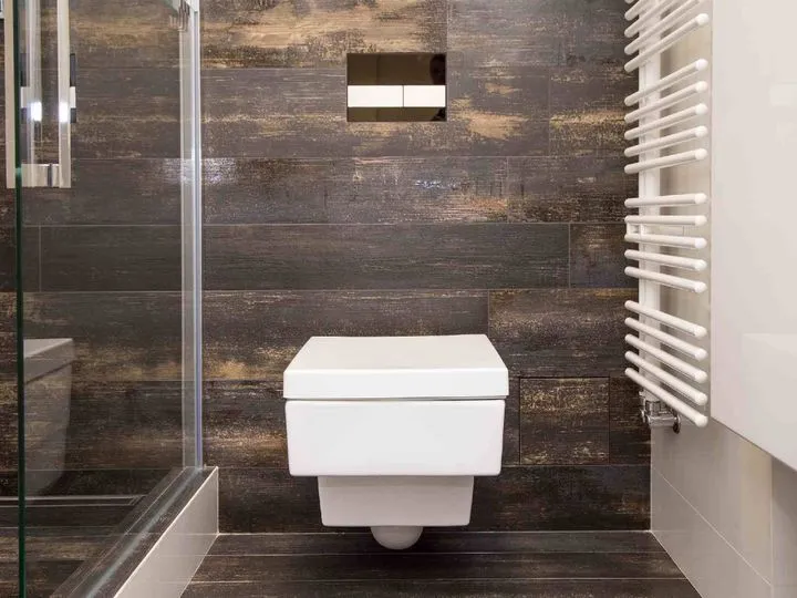 małe wc w bloku aranżacje optyczne powiększenie