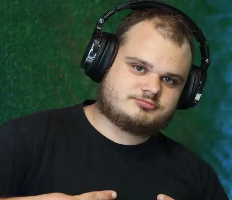 DJ Akun na koncercie grający muzykę