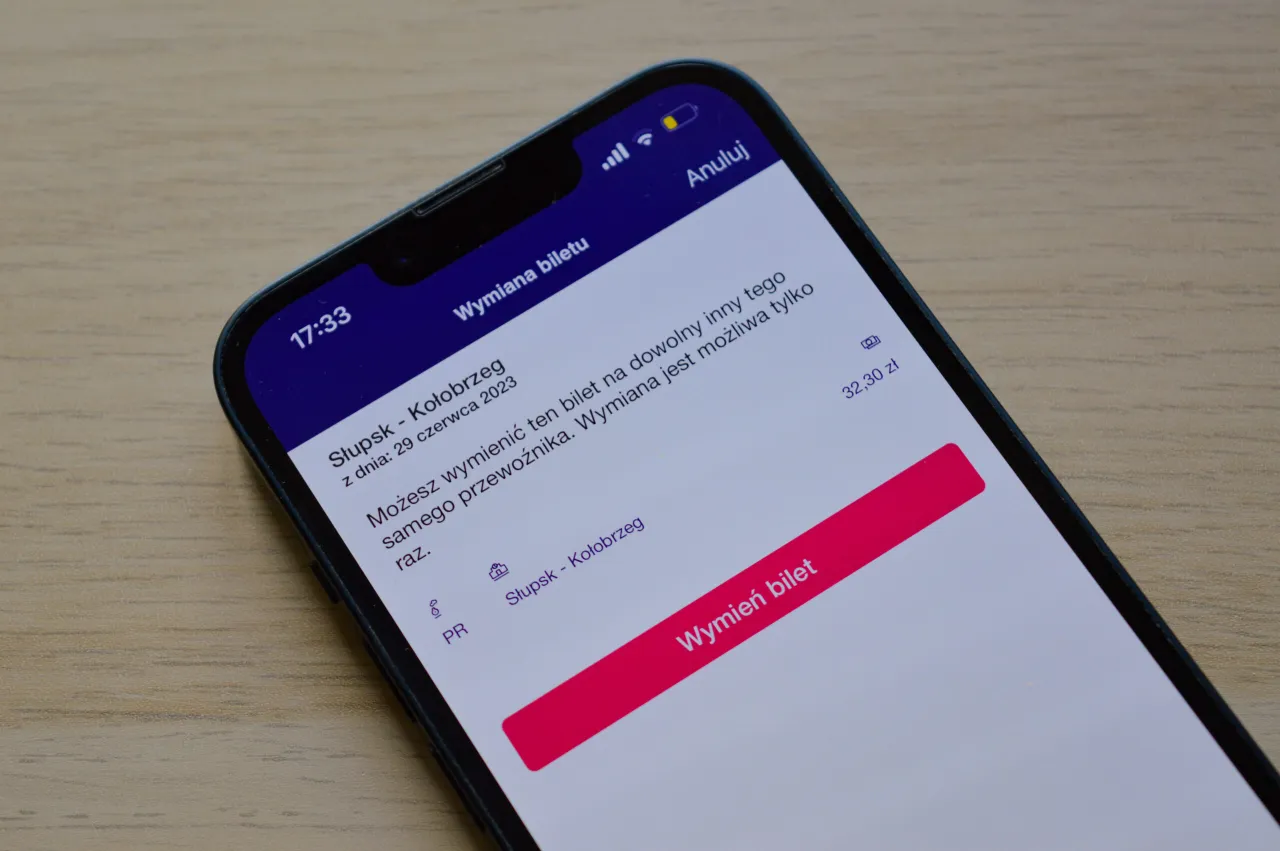 Osoba korzystająca z aplikacji mobilnej do zwrotu biletu kolejowego