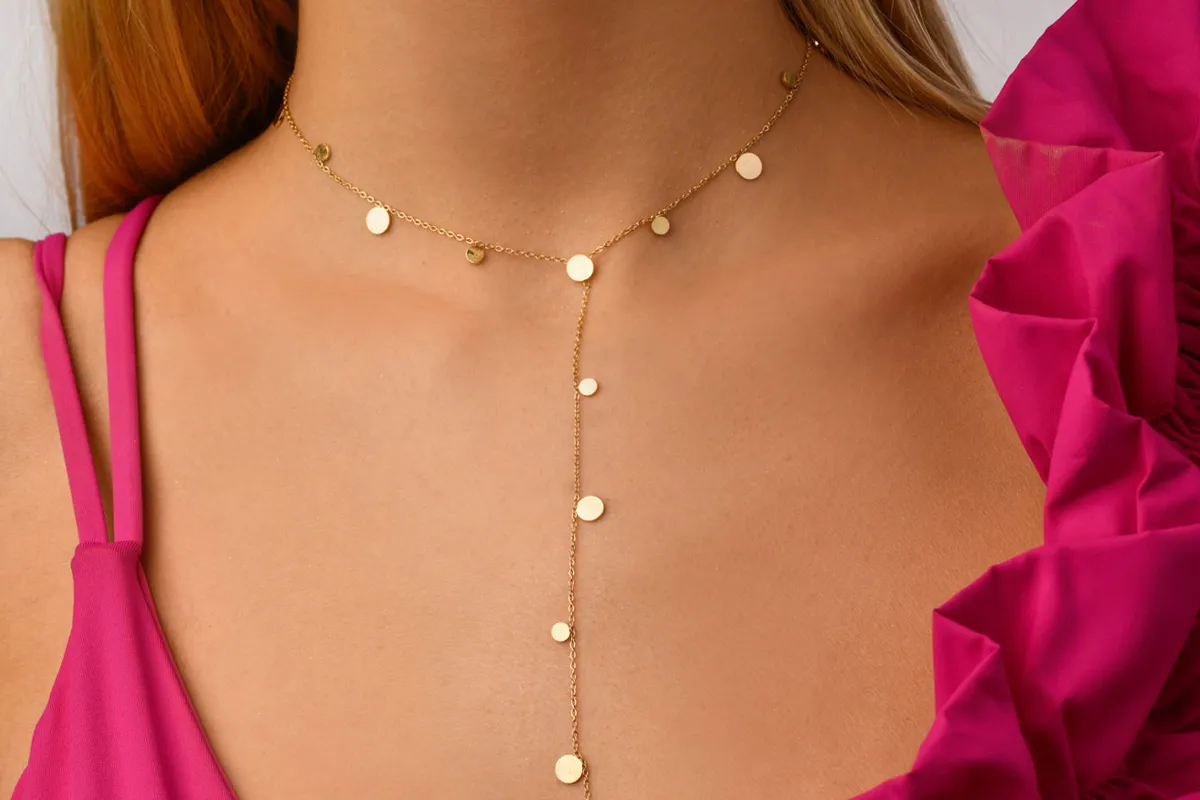 wyrazista biżuteria do fuksjowej sukienki