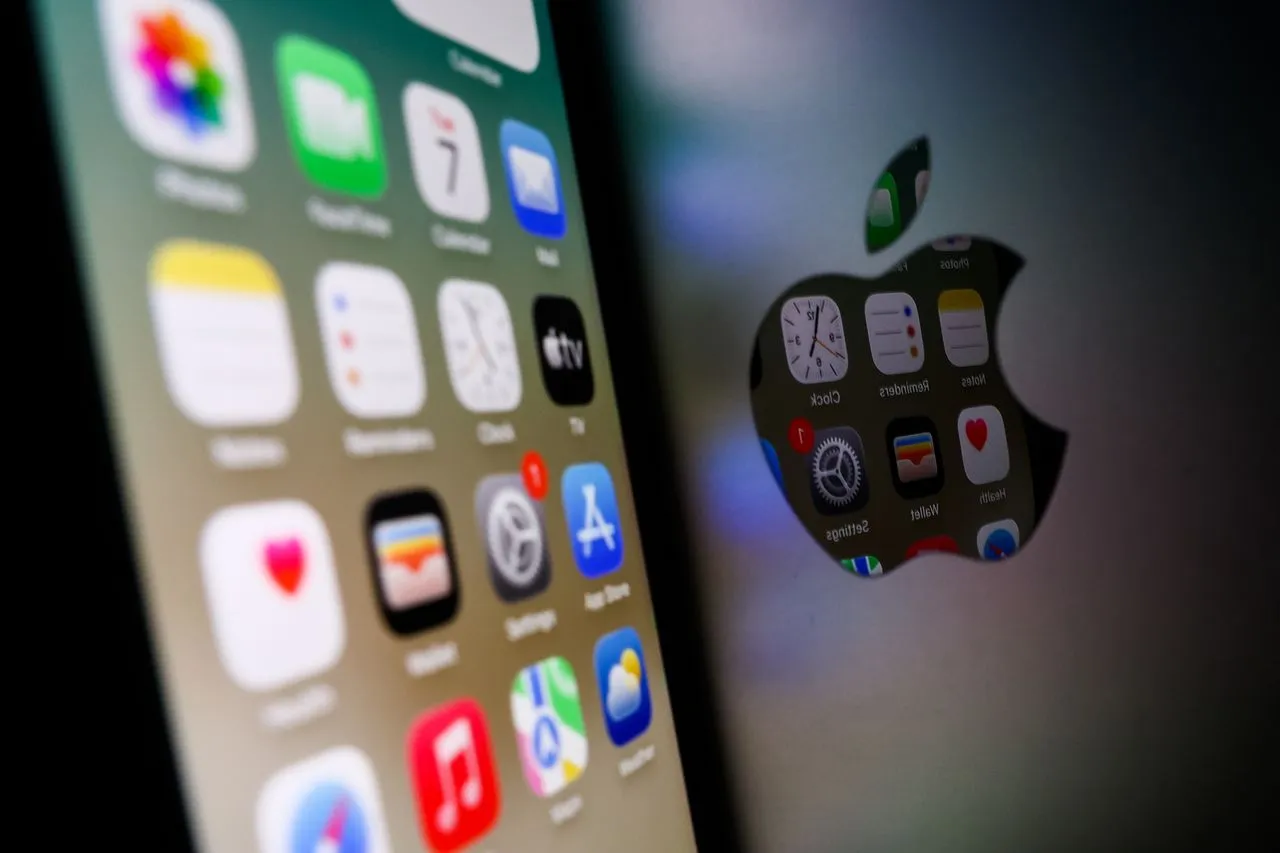 Ikony aplikacji na ekranie iPhone'a i odbicie logo Apple. Dowiedz się, jak zaktualizować Safari, aby korzystać z najnowszych funkcji.