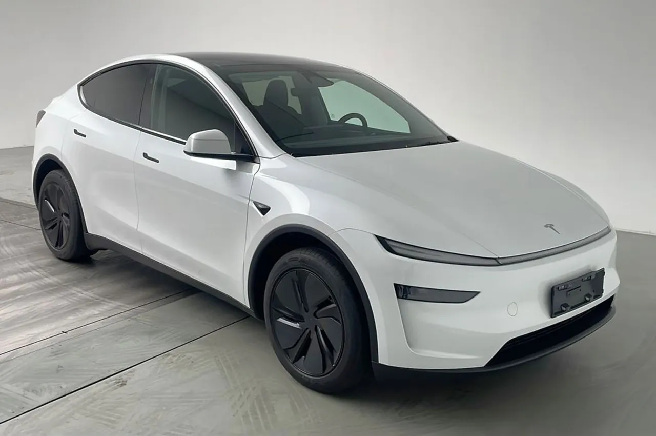 Biała Tesla Model Y z czarnym dachem i felgami. Zastanawiasz się, ile kosztuje najnowsza Tesla?