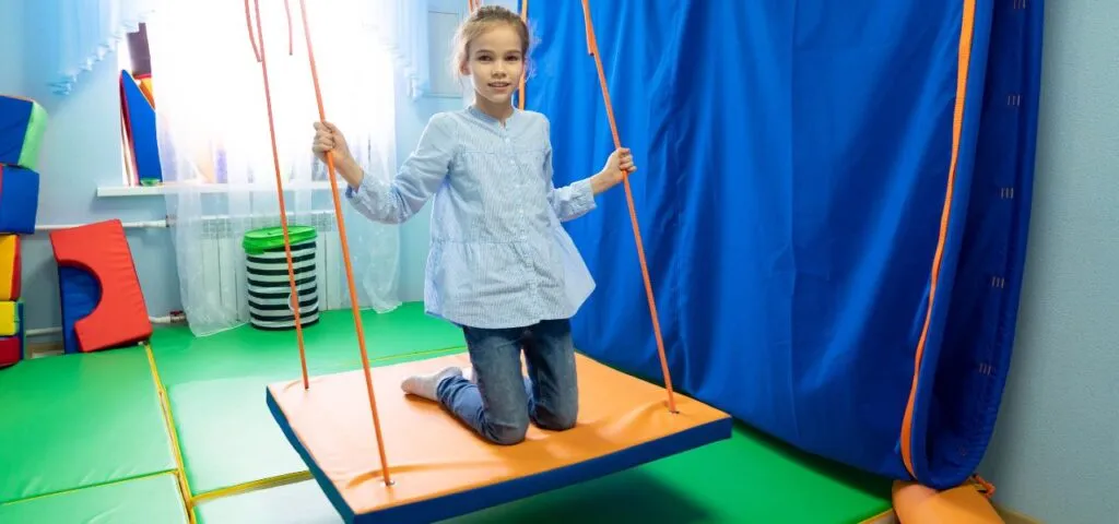 terapeuta integracji sensorycznej z dzieckiem w specjalistycznym gabinecie