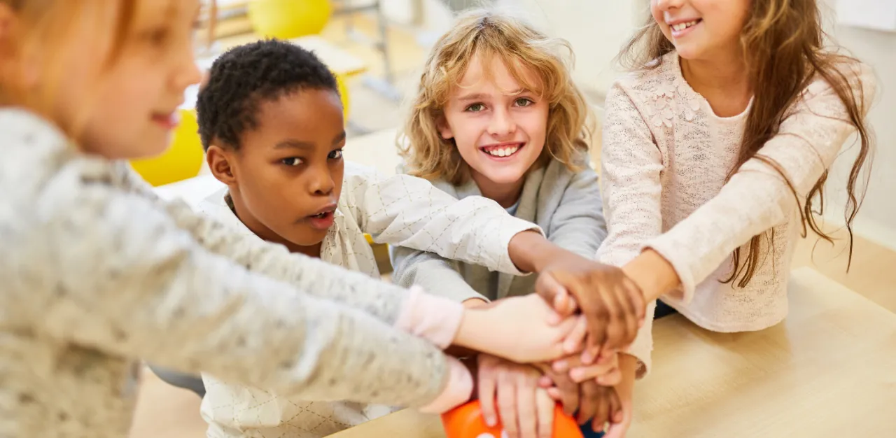 dzieci z autyzmem na zajęciach grupowych w małej grupie