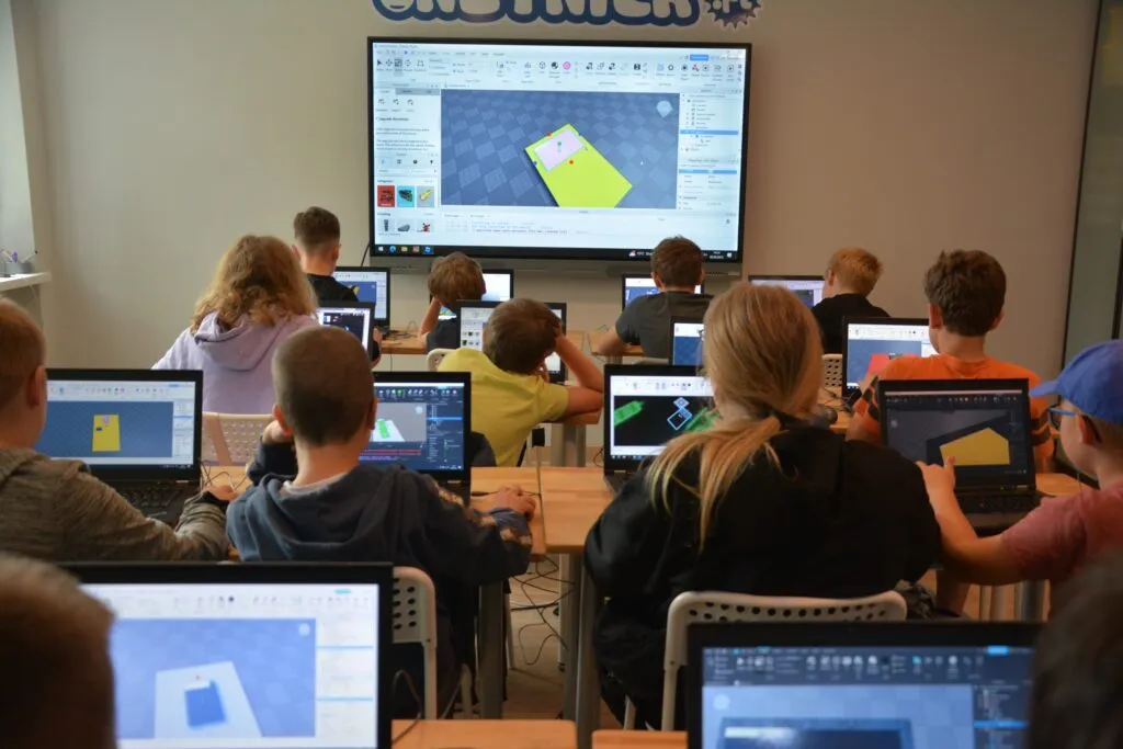 dzieci na zajęciach z programowania w szkole