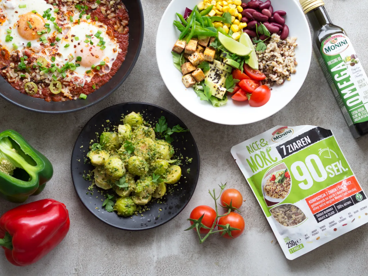 Kolorowe dania, kt&oacute;re mogą być częścią diety wegańskiej czy wegetariańskiej: jajka w sosie, sałatka z tofu i fasolą, brukselka.