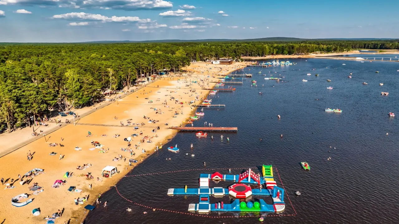 Por&oacute;wnanie plaż nad zalewami świętokrzyskimi