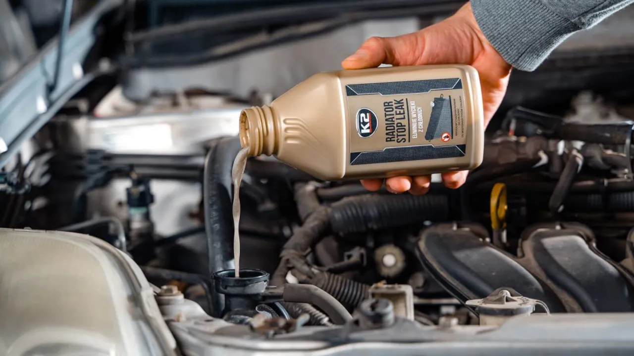 Wlewany płyn do chłodnicy, by usunąć wycieki. Objawy starego płynu chłodniczego mogą być r&oacute;żne, ale ten preparat pomoże.
