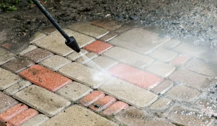 myjka ciśnieniowa usuwanie mchu z kostki