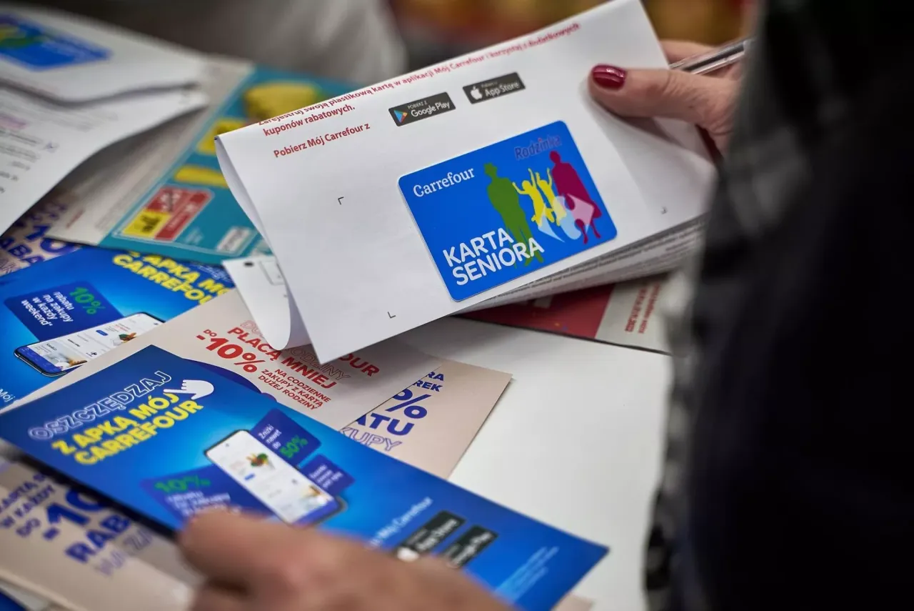 Karta Seniora Carrefour: jak wyrobić? Ulotki informacyjne o programie lojalnościowym i aplikacji mobilnej.