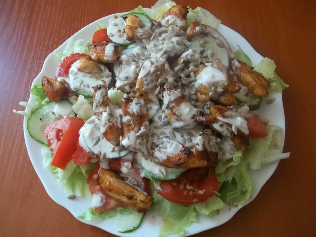 Sałatka z kurczakiem z r&oacute;żnymi sosami