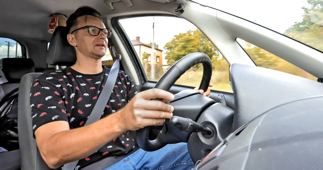 kierowca w okularach wewnątrz samochodu