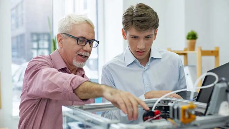 student na praktykach w firmie