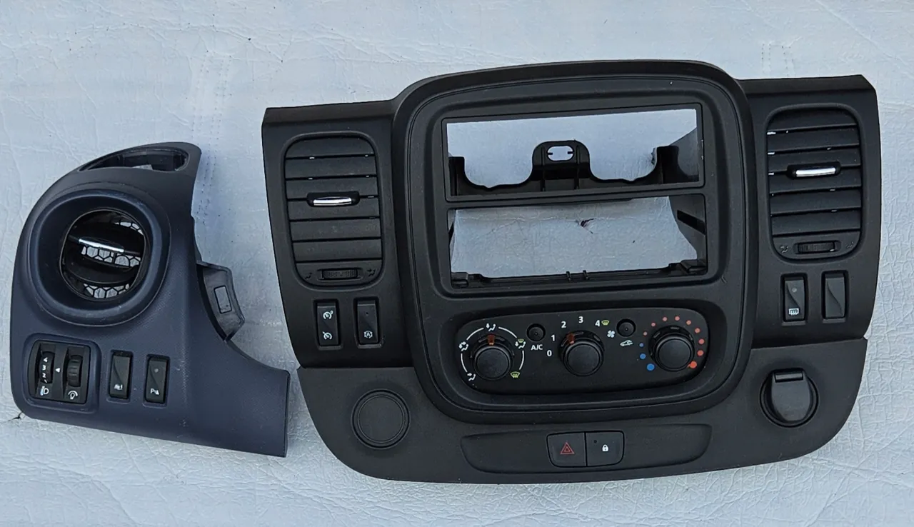 Renault Trafic 3 tabliczka znamionowa klimatyzacja