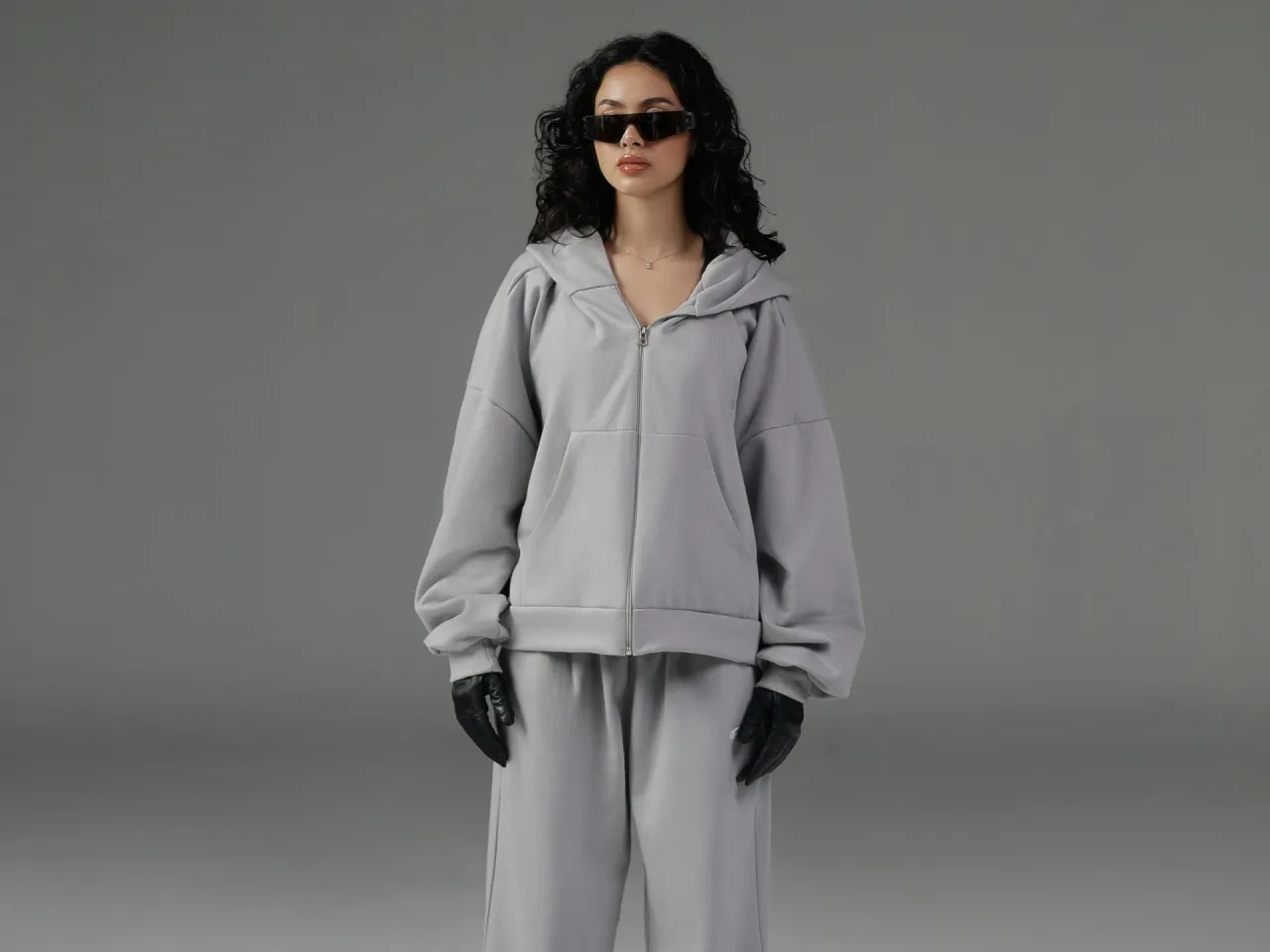 szara bluza odważne kolory spodnie stylizacje