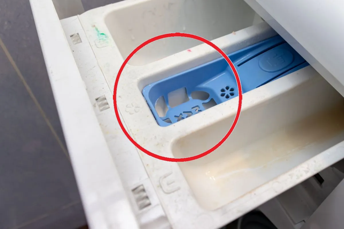 szuflada na detergenty w pralce z oznaczeniami I II kwiatek