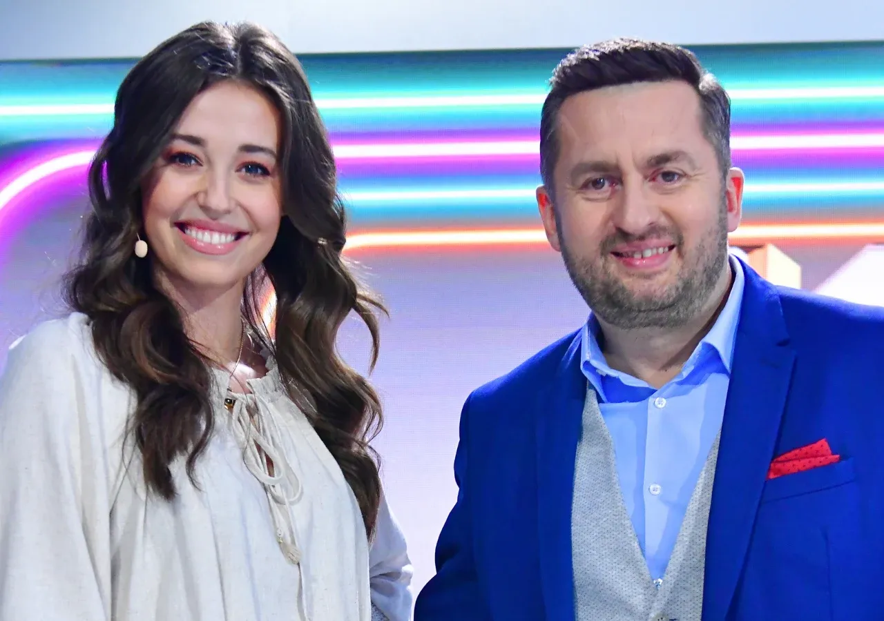 Uśmiechnięta para, która prowadzi koło fortuny z Brzozowskim.