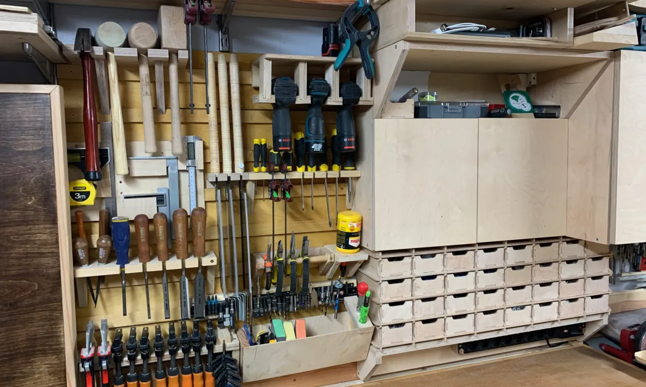 Szafka na narzędzia z palet w garażu
