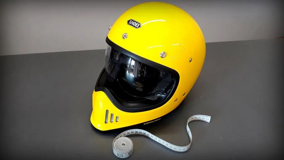 Luźno zapięty kask motocyklowy błędy