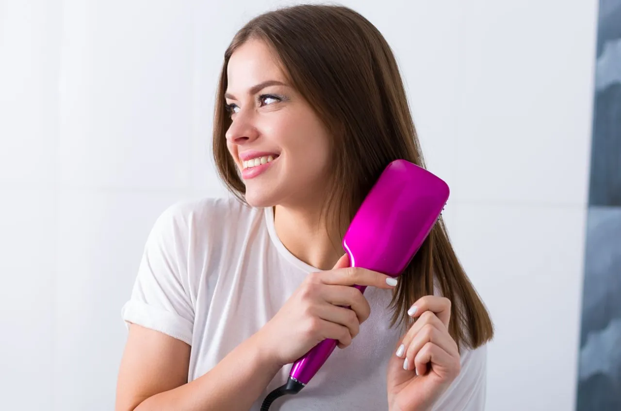 Prostowanie włosów na szczotce