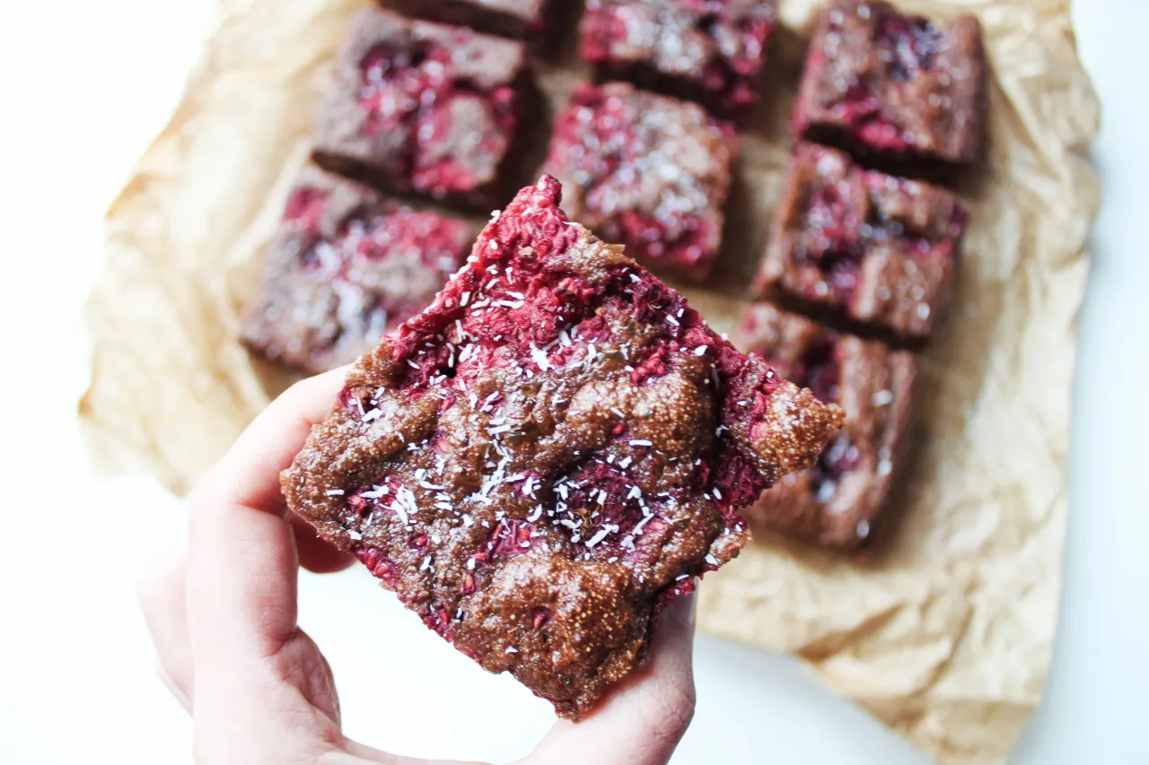 Dietetyczne ciasto z kaszy manny z malinami i wi&oacute;rkami kokosowymi. Idealne na zdrowy deser.