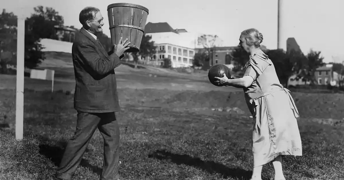 Primer partido de baloncesto con cestas de melocot&oacute;n