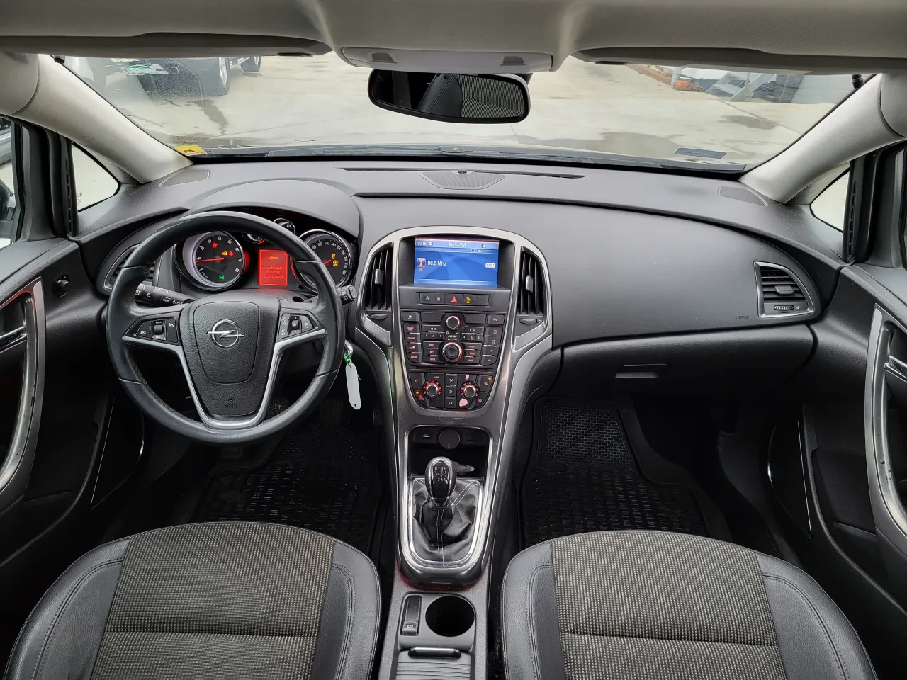 Opel Astra J wnętrze kokpit bluetooth