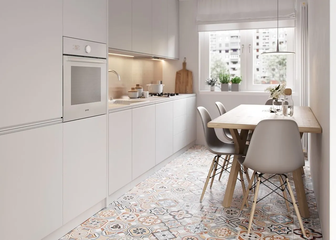 Mała kuchnia z jasną podłogą optycznie powiększającą wnętrze