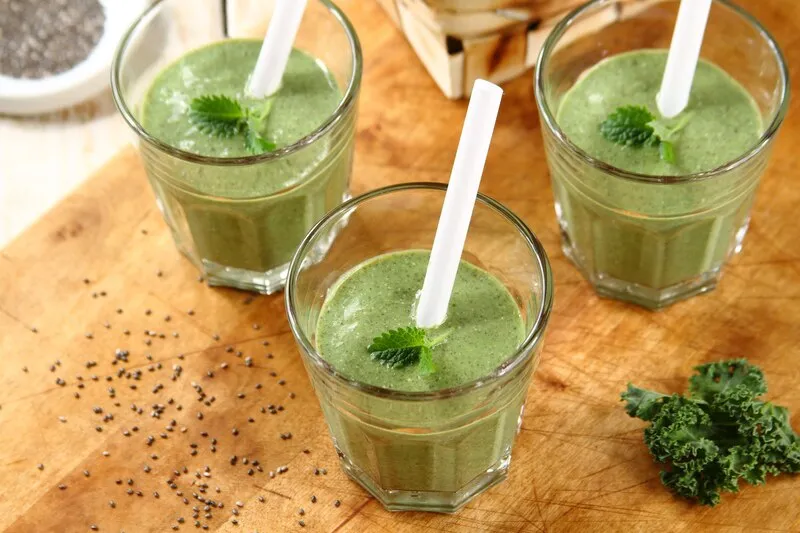 koktajl z jarmużu banana i jogurtu