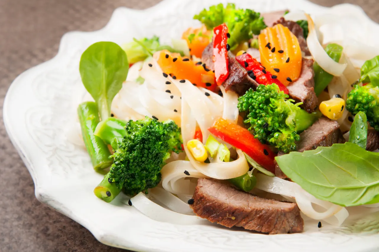 Pyszne danie z wołowiną, makaronem ryżowym, brokułami i papryką. Idealne, by pokazać, co można ugotować na parze.