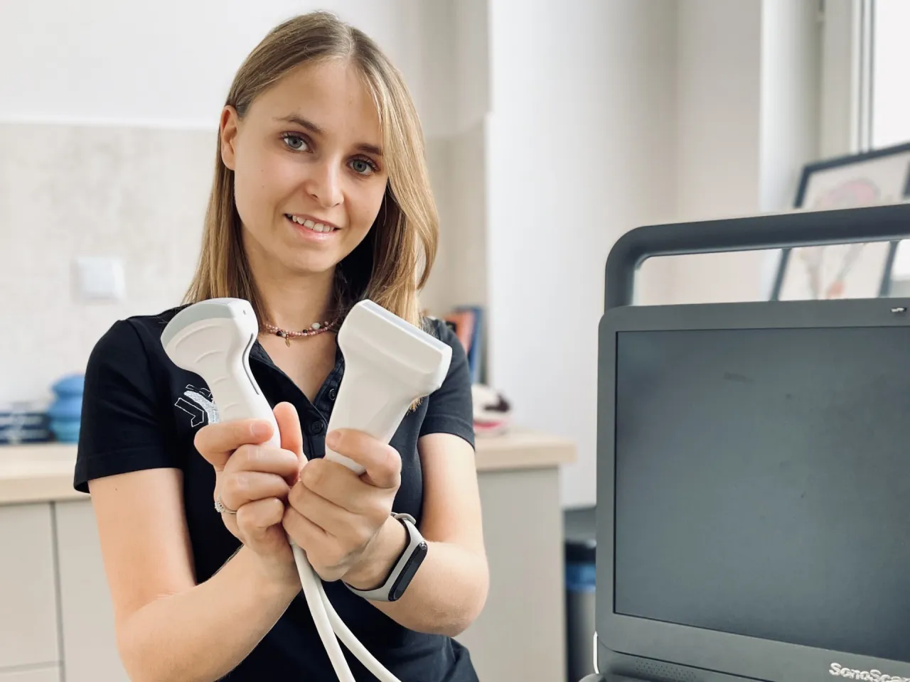 Fizjoterapeuta uroginekologiczny wykonuje badanie USG miednicy